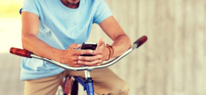 Toch appen op de fiets? Dit betekent het voor jouw aansprakelijkheid